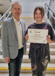 Direktor Mag. Nikolaus Stelzer gratuliert Philippa Klingler sehr herzlich zum 1. Platz österreichweit